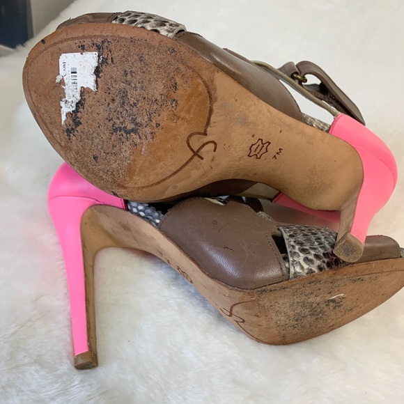 Joan & David Daodelia Tan, Snake & Neon Pink Heel - Picture 4 of 7